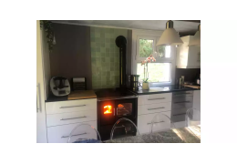 Installation d'une cuisinière à bois Cadel Smart 80 avec four ventilé dans le Jura